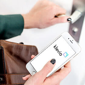 Unlocking a door with the Klevio app